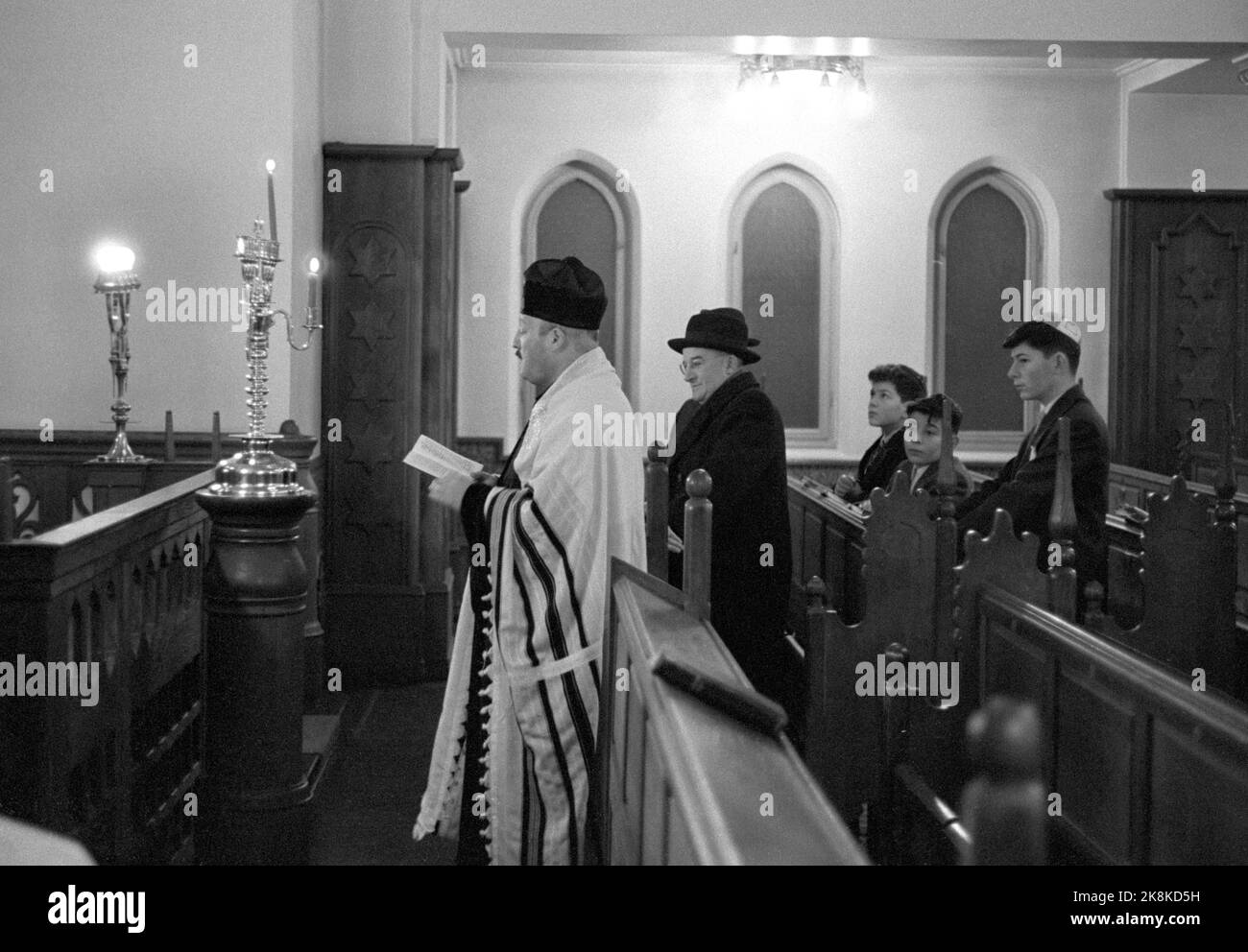 Oslo 19601128 Chanukka dure jusqu'à Pâques. Le parti Chanukka a commencé - le parti lumière juif. Pendant huit jours, les Juifs durent. De la célébration dans la synagogue de la communauté religieuse de la mosaïque à Oslo. Service religieux. Photo: Sverre A. Børretzen / actuel / NTB Banque D'Images