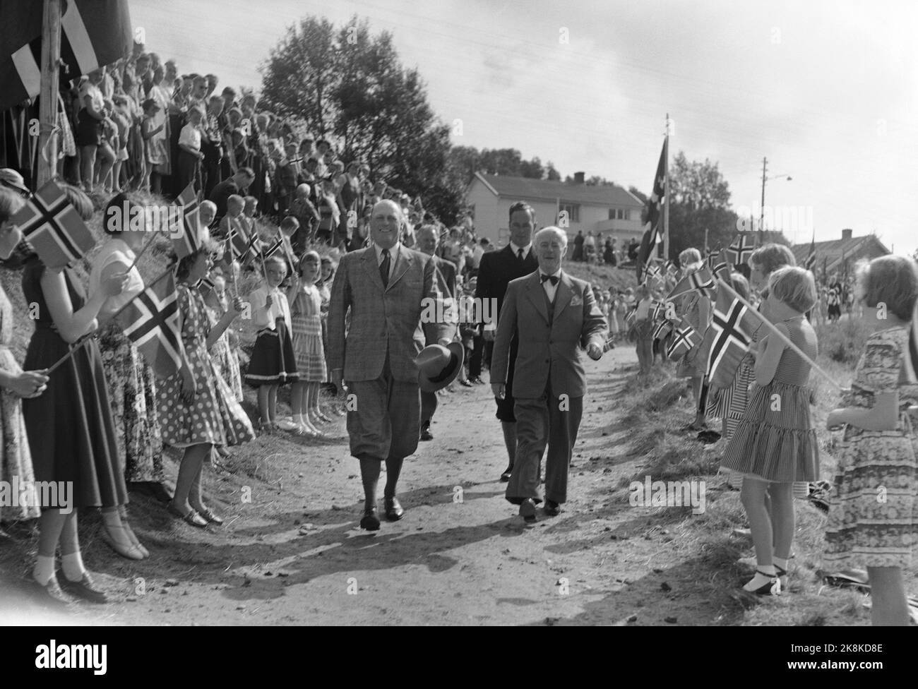 Røros, 3 août 1957. Le roi Olav avec le gouverneur de comté Ivar Sjaanes. « Hurray ! Cria les enfants quand le prince héritier Olav est venu à la place du musée, suivi par le gouverneur du comté Ivar Sjaanes. Une visite du musée de Flunknye a été le premier poste de programme. Photo: Aage Storløkken / actuel / NTB Banque D'Images