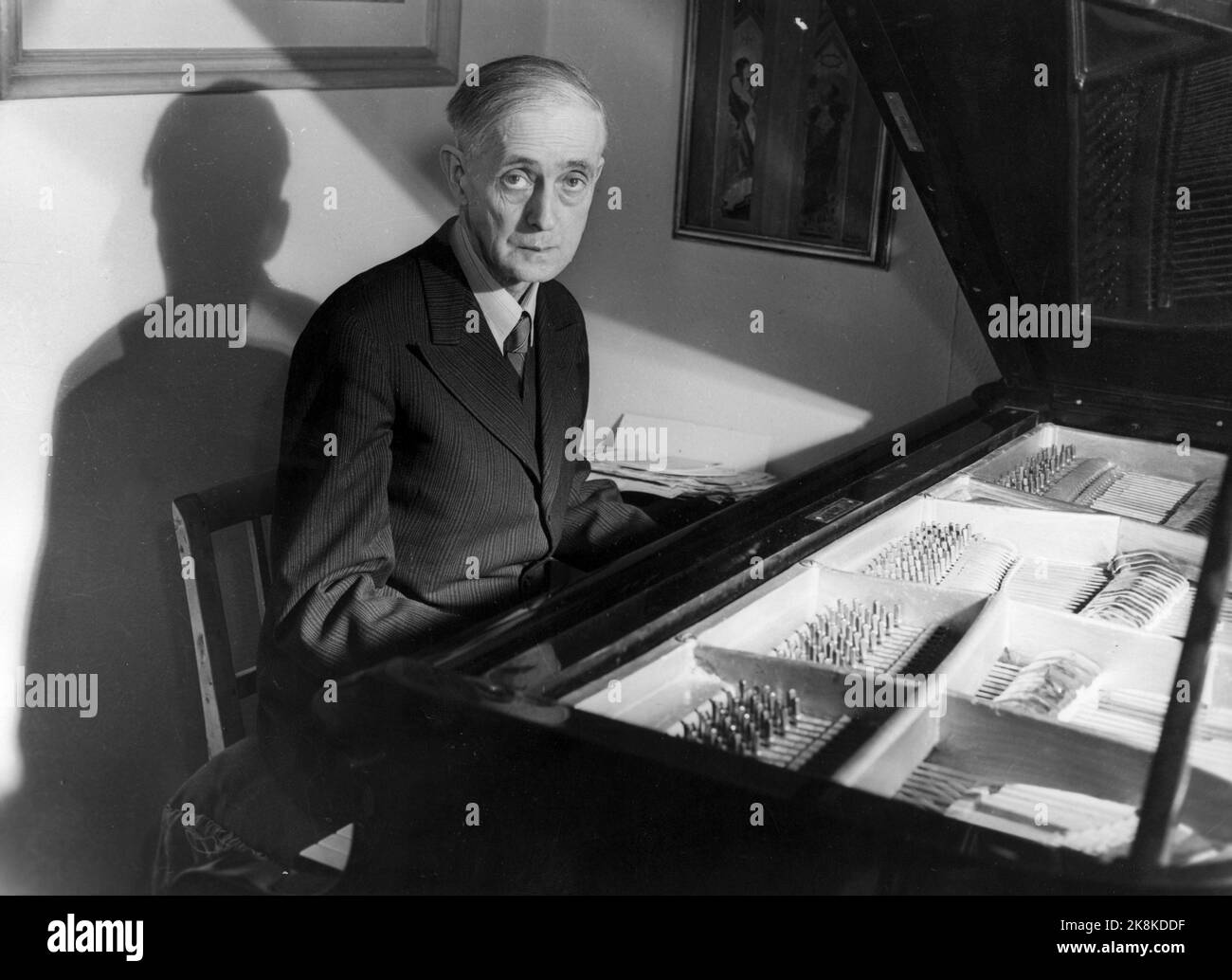 19510419 Fartein Valen, compositeur norvégien. 1887-1952. Écrit d'abord des œuvres dans le style romantique tardif, mais de Ave Maria et Trio (1924) il utilise un style polyphonique atonal (sans utiliser la technique régulière de 12 tons) où l'expressivité est préservée. Composé, entre autres. Musique de chambre, chants et contre-jeux et œuvres orchestrales simples (comme le cimetière au bord de la mer, le Cantico de Ringraziamento). Deux concerts (concerto pour violon et concerto pour piano) et quatre symphonies. Photo au piano à queue. Photo NTB / NTB. Banque D'Images