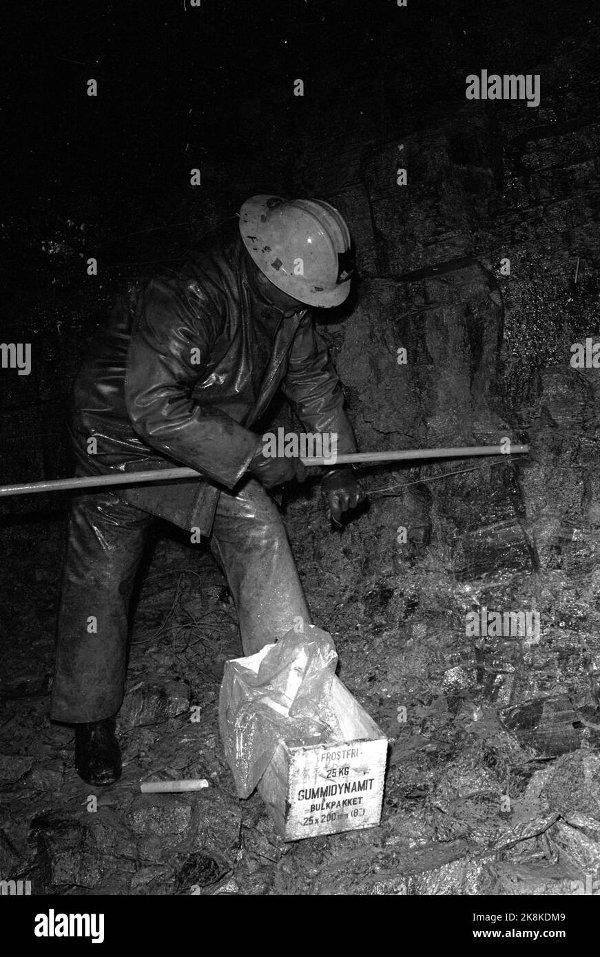 Haukeli 06.03.1965: Route d'hiver à travers la montagne. Les travailleurs qui construisent la route de toute l'année au-dessus de Haukeli vivent dans une ville de casernes qui est enterrée sous la neige, et leur lieu de travail est loin dans la montagne noire. En trois ans, la route de la Norvège, d'est en ouest, qui s'étend sur la deuxième année, est prête à être utilisée. Les employés actuels ont visité le train de tunnels dans les voies centrales. Ici, les intérieurs du tunnel, où une base de tir est sur le point de charger les trous de forage avec de la dynamite pour un autre souffle. Photo: Sverre A. Børretzen / actuel / NTB Banque D'Images