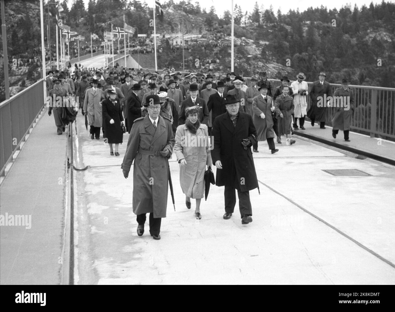 Svinesund 19460615. Le pont Svinesund à Halden, entre la Norvège et la Suède, est ouvert par le roi Haakon et le prince héritier Gustav Adolf, qui se rencontrent au milieu de la brosse de pont de 420 mètres de long. Après la cérémonie d'ouverture, les ouvreurs du pont royal ont marché jusqu'au côté suédois du pont. Nous voyons ici le prince héritier Gustaf Adolf de Suède qui est devenu roi en 1950 et la princesse Louise de la Couronne qui vient du côté suédois. A Strømstad, il y a eu un grand dîner. Photo: Thorbjørn Skotaam / Archives actuelles / NTB Banque D'Images