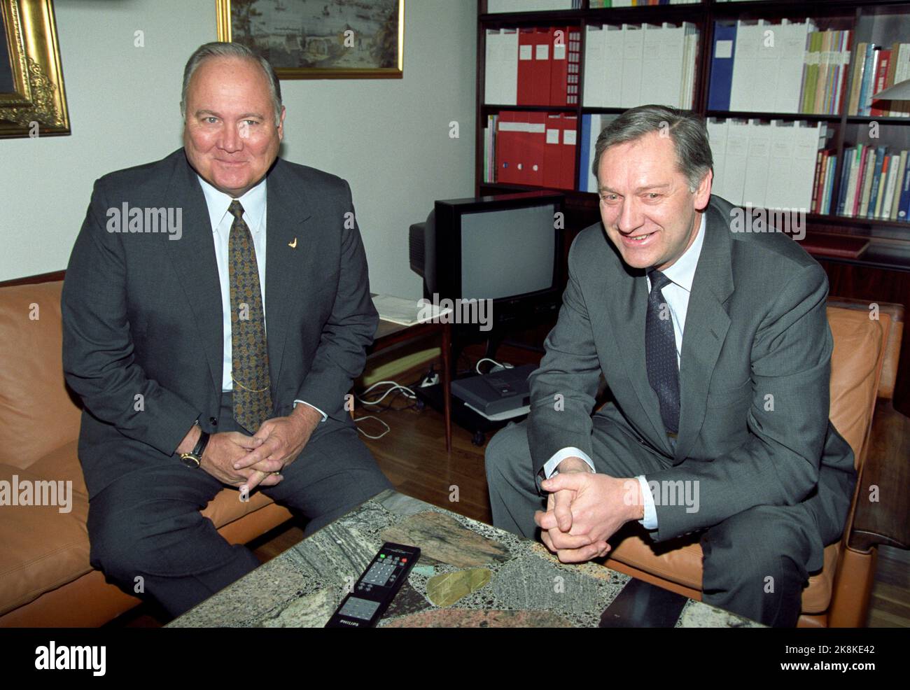 Oslo 1993030. Le général H. Norman Schwarzkopf, États-Unis, a eu une conversation avec le ministre des Affaires étrangères Johan Jørgen Holst. Schwarzkopf est en Norvège pour assister à un séminaire sur le leadership à Oslo. Photo par Flaathe / NTB / NTB Banque D'Images