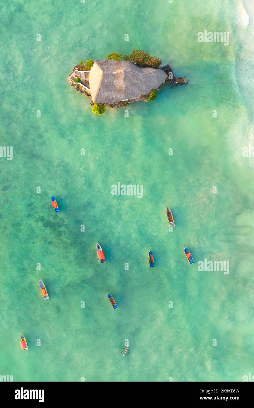 Vue aérienne prise par drone of the Rock, Pingwe, Zanzibar, Tanzanie, Afrique Banque D'Images