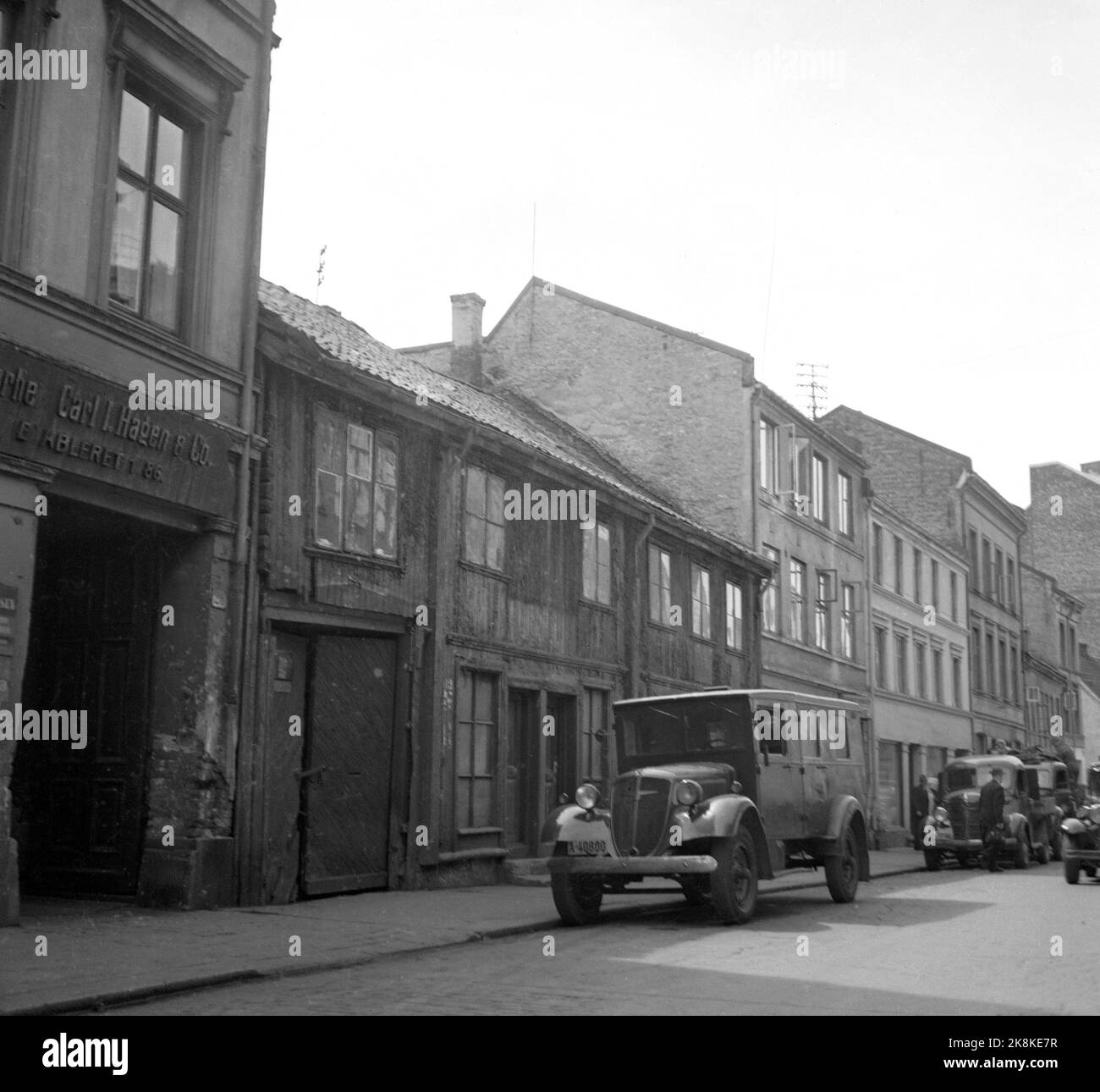 Oslo 19510606 image de rue de la région de Vaterland à Oslo. Vieilles fermes urbaines en bois et en maçonnerie. Grands fourgonnettes garées près du trottoir. Le signe au-dessus de l'entrée de v. dans la photo est une curiosité: Le propriétaire est Carl I. Hagen! Photo: Scène / NTB / NTB Banque D'Images