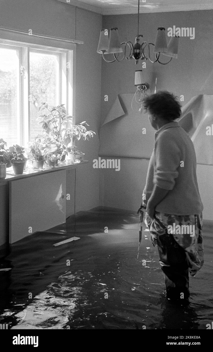 Lillestrøm 19670605 inondation mettre de grandes parties de Lillestrøm sous l'eau. Plus de 15 000 personnes ont été blessées après l'inondation. Voici une femme désespérée avec de l'eau à coudre à l'intérieur de sa maison. Photo: NTB / NTB Banque D'Images
