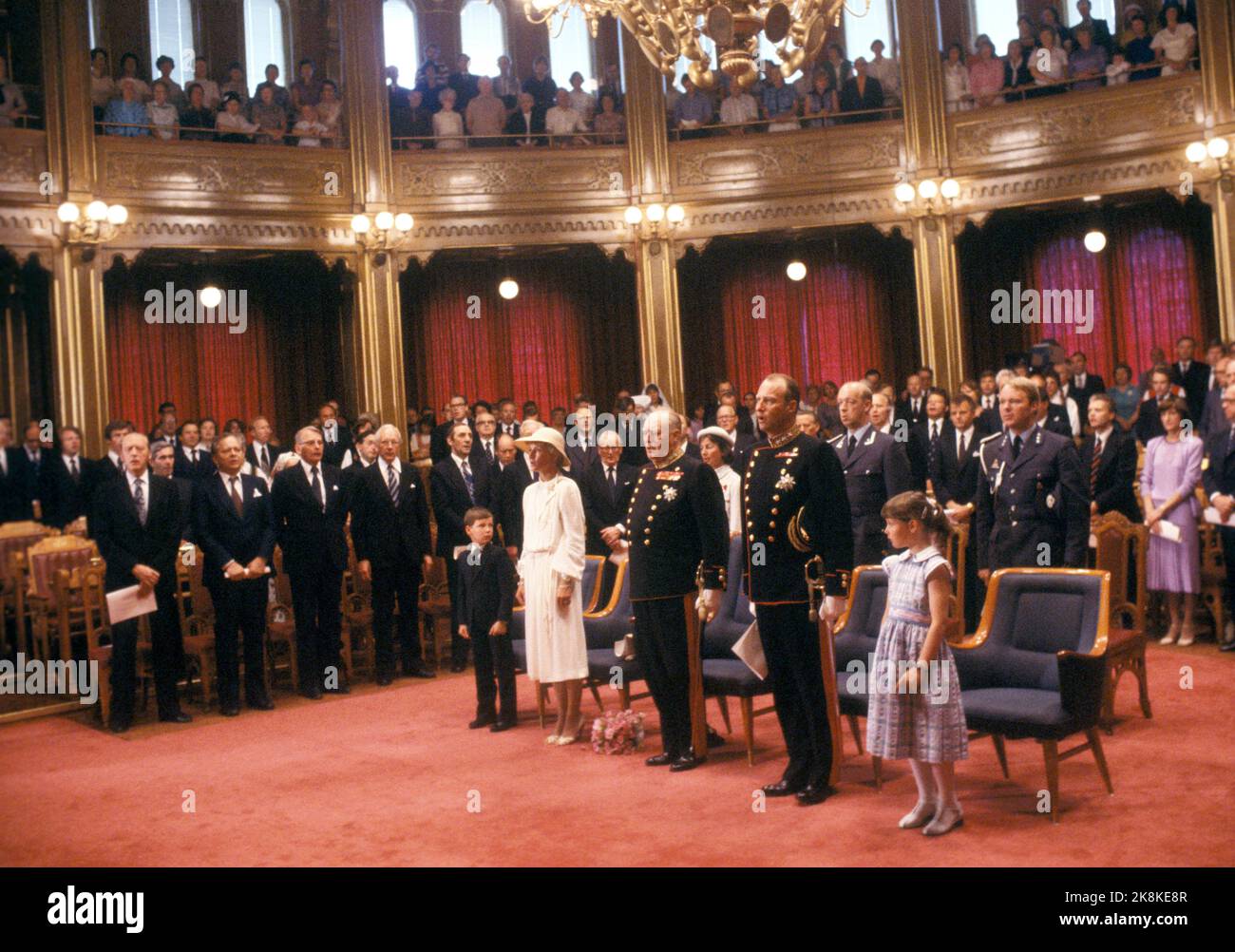 Oslo 19800607. La célébration par le Storting du 75th anniversaire de la résolution de l'Union. Trois générations de la famille royale étaient présentes pendant la célébration. Le prince Haakon Magnus (6) est sur sa première réprention et pour la première fois dans le Storting. Ici (F.) Le prince Haakon Magnus, la princesse de la couronne Sonja en robe blanche et chapeau, le roi Olav, le prince de la couronne Harald et la princesse Märtha Louise. Dans la première rangée à gauche, le premier ministre Odvar Nordli et le politicien Knut Frydenlund. Photo: Erik Thorberg NTB / NTB Banque D'Images