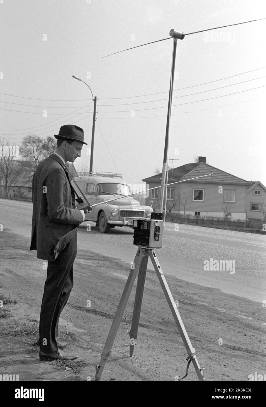 1969-05-12 « la police tente de nouvelles routes ». Makan pour maîtriser l'accélérateur n'a jamais été enregistré sur les routes de Vestfold. Mais ensuite, le contrôle à grande échelle de la police, appelé opération Sample County, a été complètement à l'avance dans la presse locale et dans la capitale. Tor Hvarnes du contrôle du bruit radio chez Telemark rapporté dans le Walkie-Talkien immédiatement l'appareil de mesure a enregistré le bruit au-dessus d'une certaine limite. Résultat: La police a arrêté la voiture à quelques centaines de mètres. Une Volvo passe. Photo: Aage Storløkken / actuel / NTB Banque D'Images