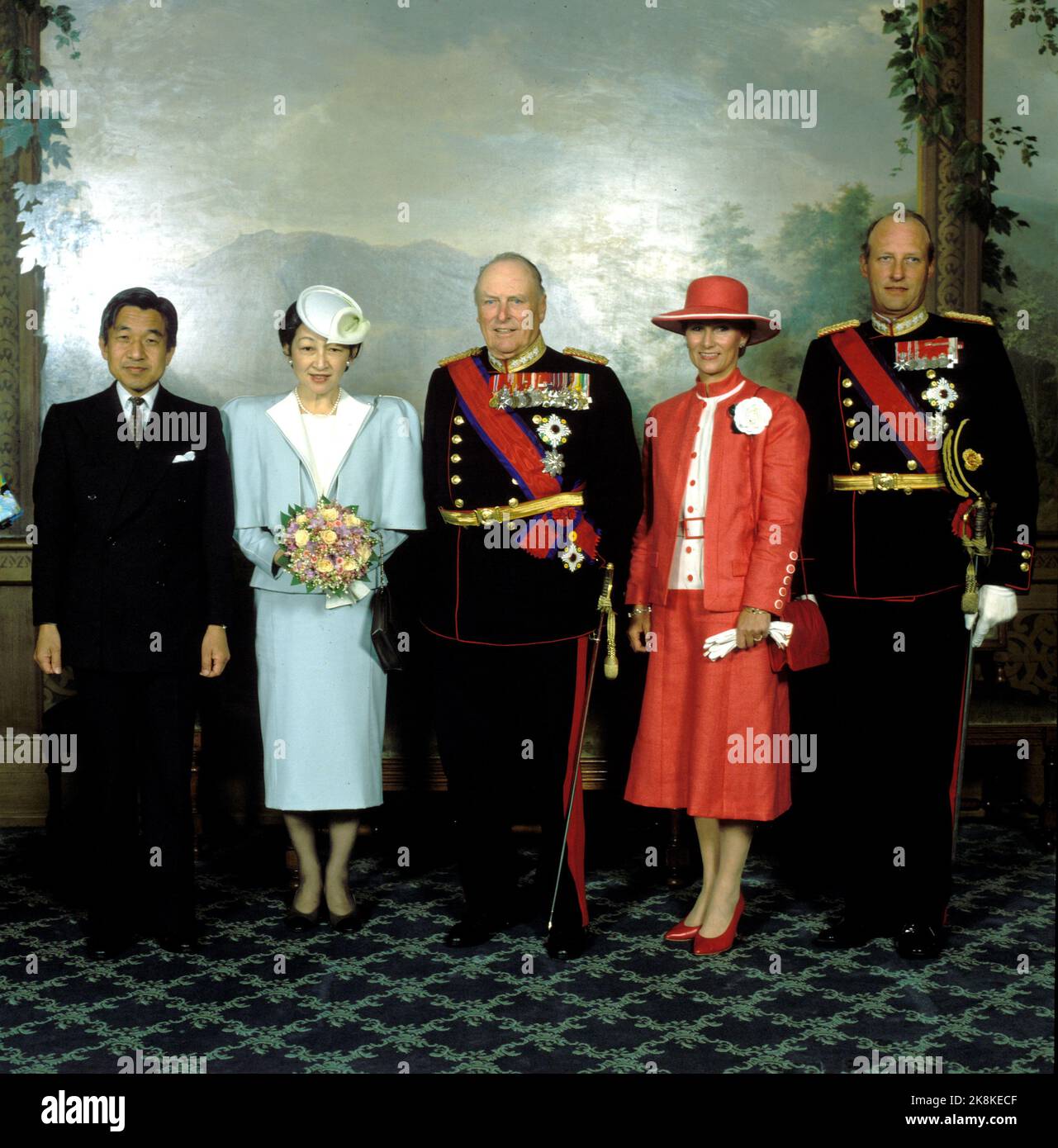 Oslo 19850610. Le prince héritier japonais couple Akihito et Michiko lors d'une visite officielle en Norvège. Dans l'eau des oiseaux au château avec le roi Olav, le prince héritier Harald et la princesse couronne Sonja. Photo: Inge Gjellesvik, NTB Banque D'Images