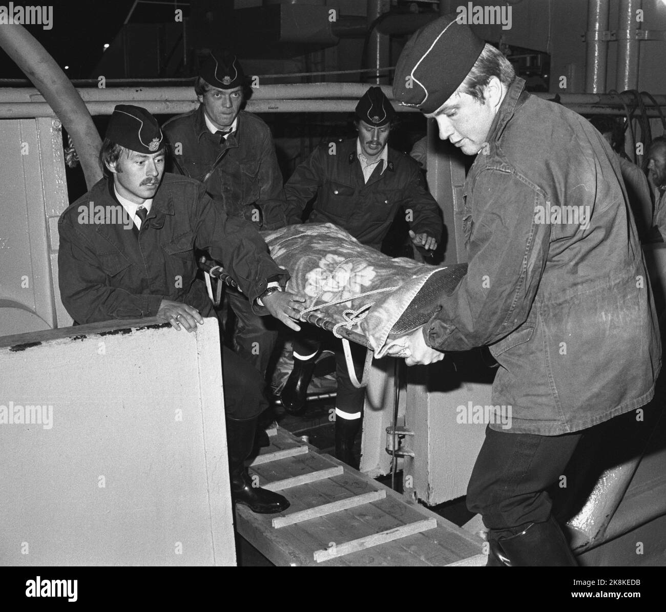 Stavanger 19780626. Accident d'hélicoptère au champ de Statfjord. 18 personnes sont mortes lorsqu'un hélicoptère Sikorsky se rendit de Bergen à Statfjor A lorsqu'il s'est soudain écrasé. Ici, les morts trouvés dans la mer sont transportés à terre du navire d'approvisionnement 'Ibis Two'. C'est le troisième accident avec l'hélicoptère Sikorsky dans la mer du Nord en cinq ans. Photo: Bjørn Sigurdsøn NTB / NTB Banque D'Images Stavanger 19780626. Accident d'hélicoptère au champ de Statfjord. 18 personnes sont mortes lorsqu'un hélicoptère Sikorsky se rendit de Bergen à Statfjor A lorsqu'il s'est soudain écrasé. Ici, les morts trouvés dans la mer sont transportés à terre du navire d'approvisionnement 'Ibis Two'. C'est le troisième accident avec l'hélicoptère Sikorsky dans la mer du Nord en cinq ans. Photo: Bjørn Sigurdsøn NTB / NTB Banque D'Images