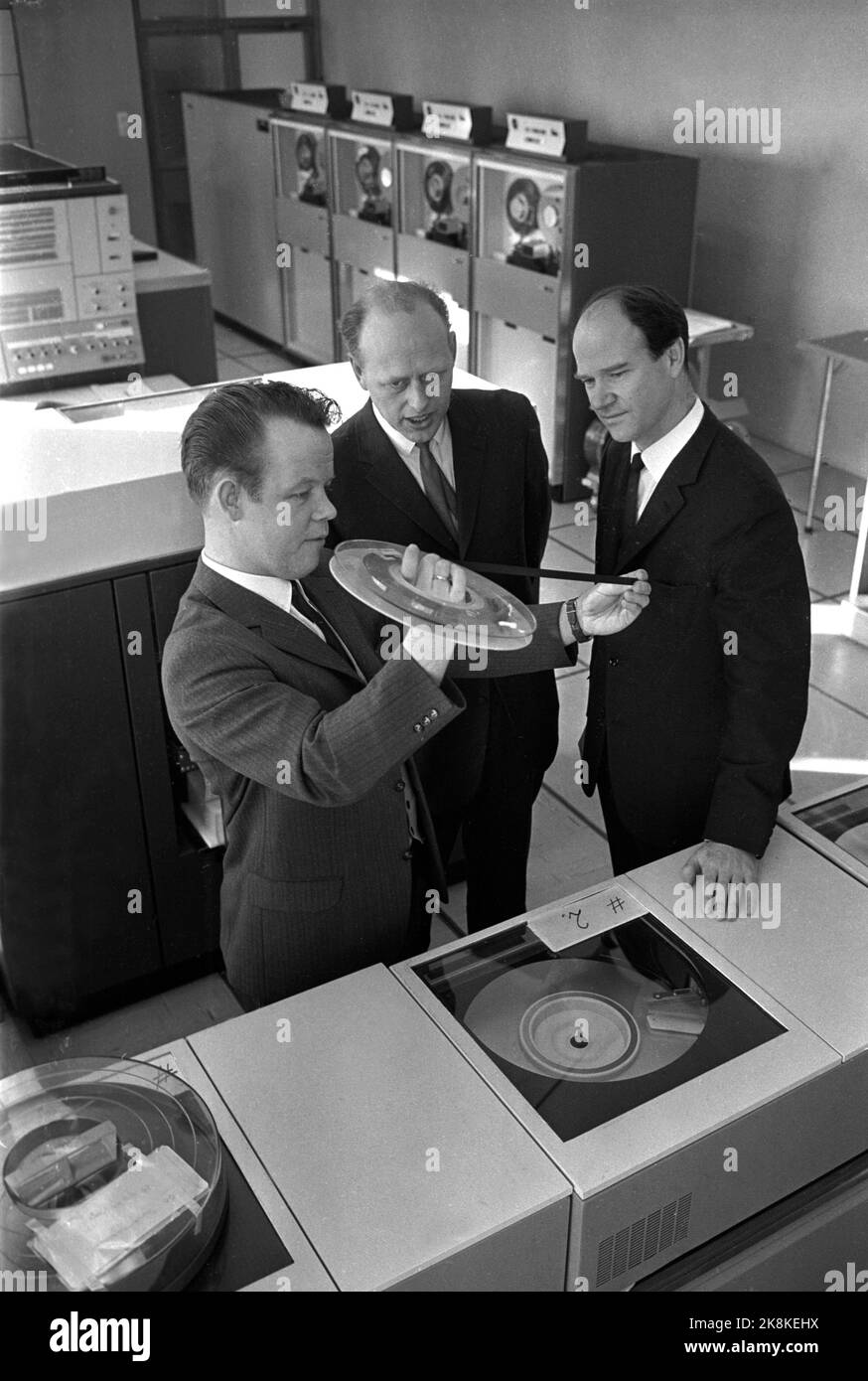 Oslo 19680220 le centre norvégien de la viande et des bouteilles ouvre un nouveau système de données électroniques. L'usine sera commune pour l'ensemble du travail de co-abattoir. Au total, 12 organisations de district représentant environ 100 000 agriculteurs collaborent à l'usine. Du directeur des données Sigmund Kaarstad avec une bobine à bande magnétique, le directeur financier Thor Volden, président du comité agricole SDB, et le directeur général du centre norvégien de la viande et des bouteilles Finn T. Isaksen. Photo: NTB / NTB Banque D'Images