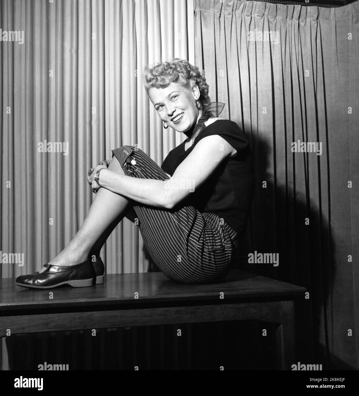 Oslo 19540427 mode avec des modèles adolescents sur Steen et Strøm. Ici, un jeune modèle souriant montre une tenue estivale avec hochement de tête et gorge. PHOTO: VALLDAL / NTB / NTB Banque D'Images