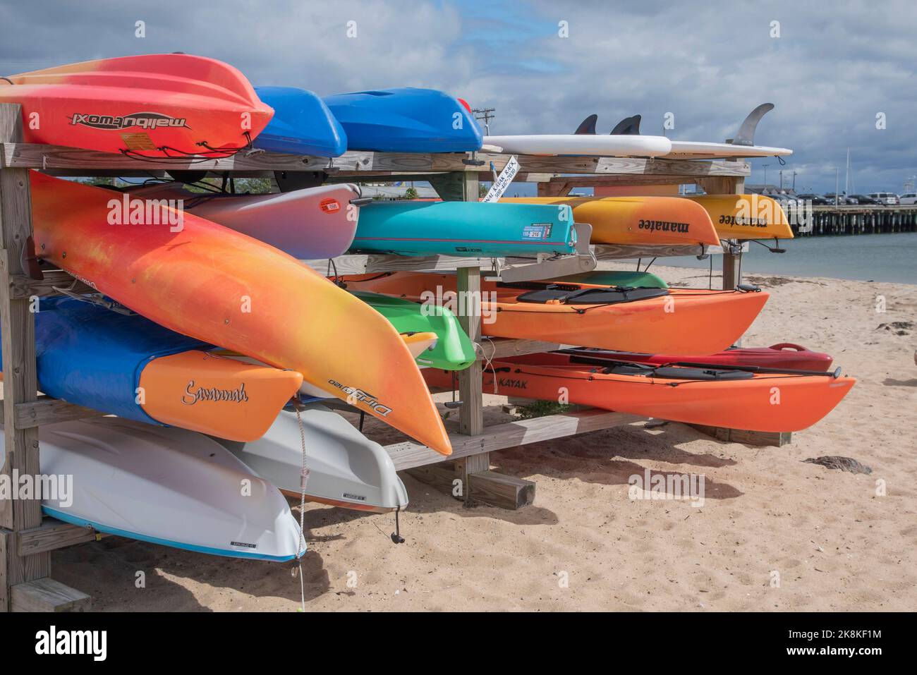 Kayaks colorés à Provincetown, Cape Cod, Massachusetts Banque D'Images
