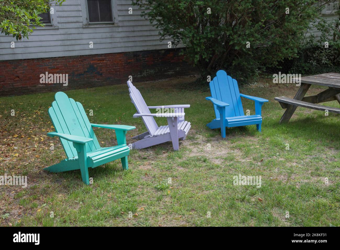 Chaises Adirondack colorées à Provincetown, Cape Cod, Massachusetts Banque D'Images