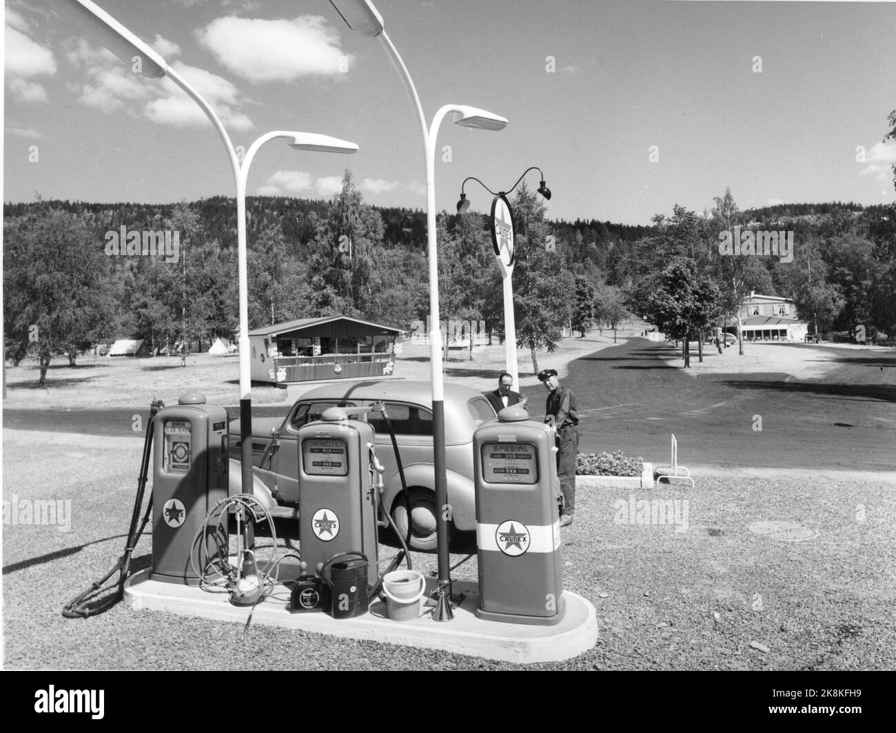 Oslo à l'été 1959. Camping Bogstad. Station-service. Pompe à essence. Caltex. En arrière-plan un kiosque. Photo: Aage Storløkken / actuel / NTB Banque D'Images