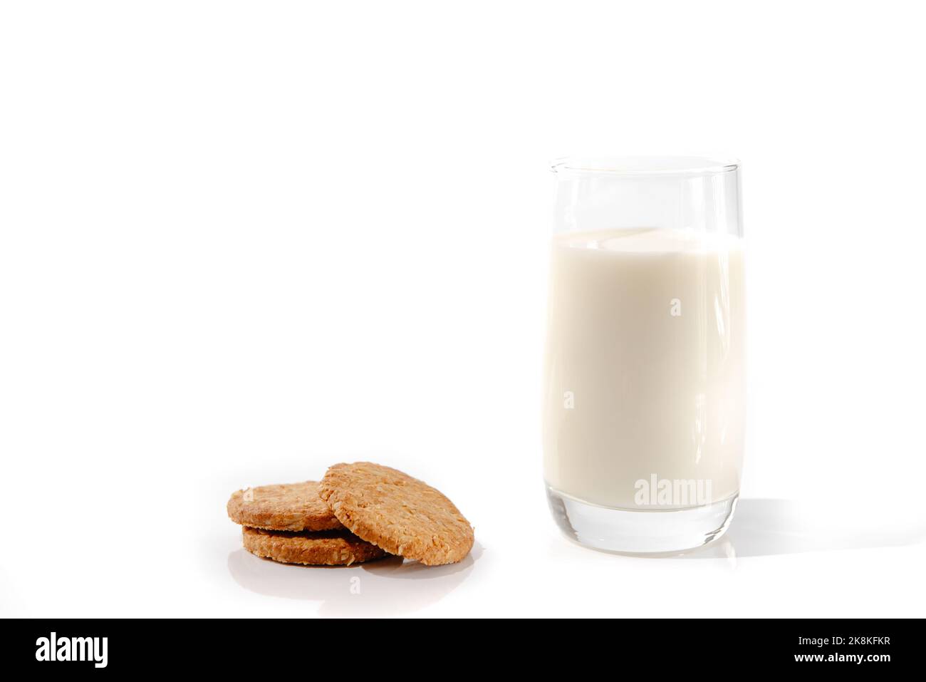 Biscuits avec un verre de lait sur fond blanc. Isoler Banque D'Images