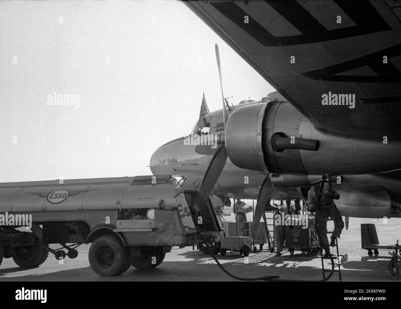 Copenhague, Danemark, 1948 SAS FLYRUTE COPENHAGUE / NEW YORK. Olav Viking est rempli de carburant / essence d'un pétrolier marqué Esso. Photo: Actuel / NTB Banque D'Images