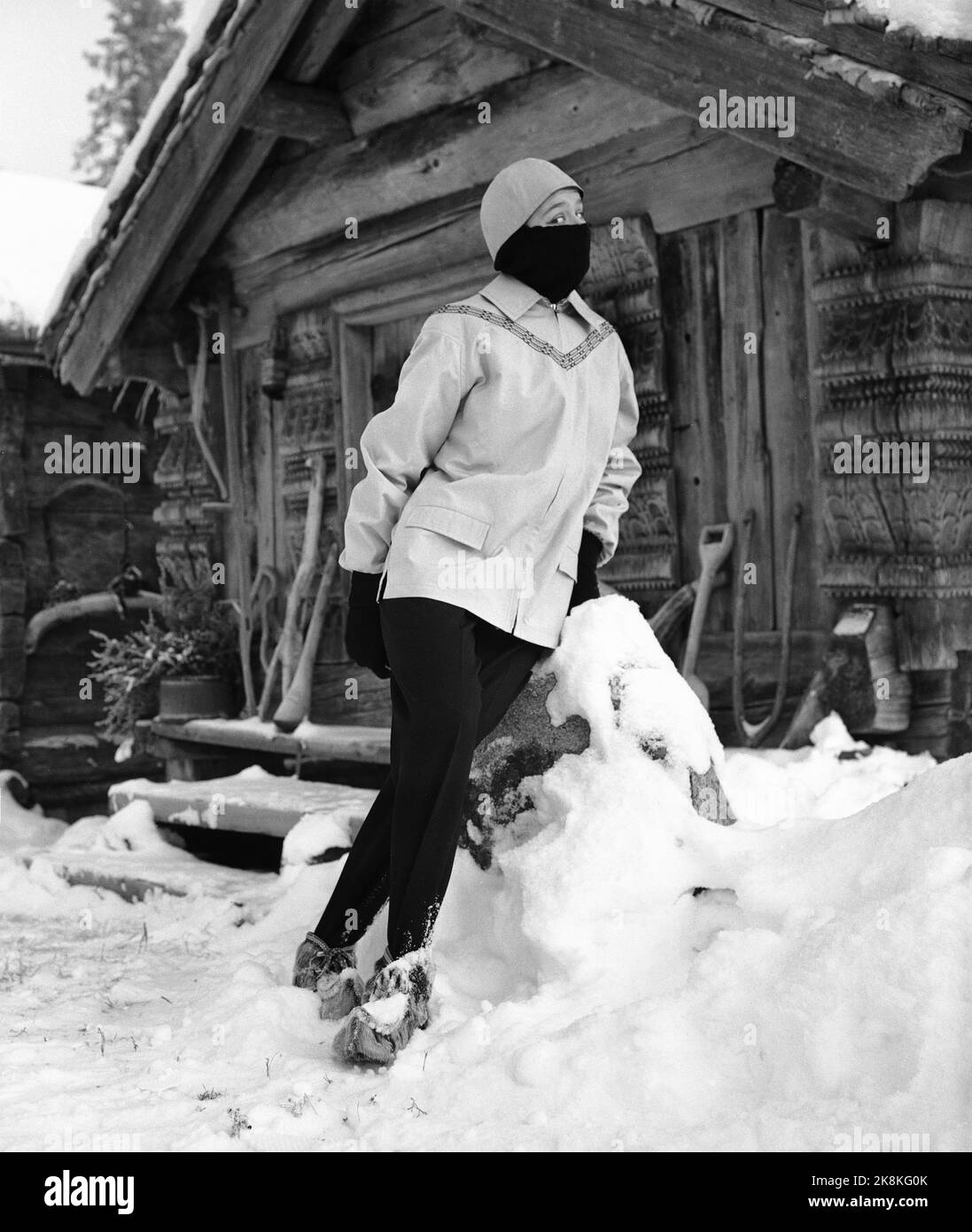 Oslo 29 décembre 1956 mode norvégien pour l'hiver norvégien. « Guild Colors in the Snow » - à l'anorak bleu clair avec des points noirs sur la pièce de soutien, il y a un skieur qui peut faire le service comme le foulard, l'oreille et le chauffe-nez. Prix kr. 72.-. Photo; Kaare Nymark / actuel / NTB Banque D'Images