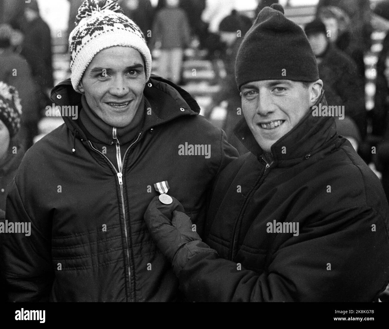 Oslo 19670108 Monolittrennet dans le parc Frogner. Ici, le vainqueur de la course masculine, Gjermund Eggen (TV) avec Magne Myrmo qui est devenu le No 2. Ils mettent en scène la médaille d'or de Morgenbladet, que Eggen vient d'attribuer. Photo: NTB / NTB Banque D'Images