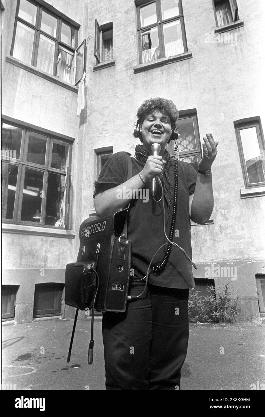 Oslo 19840828 les journalistes et les collègues de la radio locale radio Oslo seront fermés. Ici le journaliste Hege Øygarden en action sur le terrain, avec un microphone et un magnétophone. Radio locale/radio locale. Photo: Tore Skaar / NTB / NTB Banque D'Images