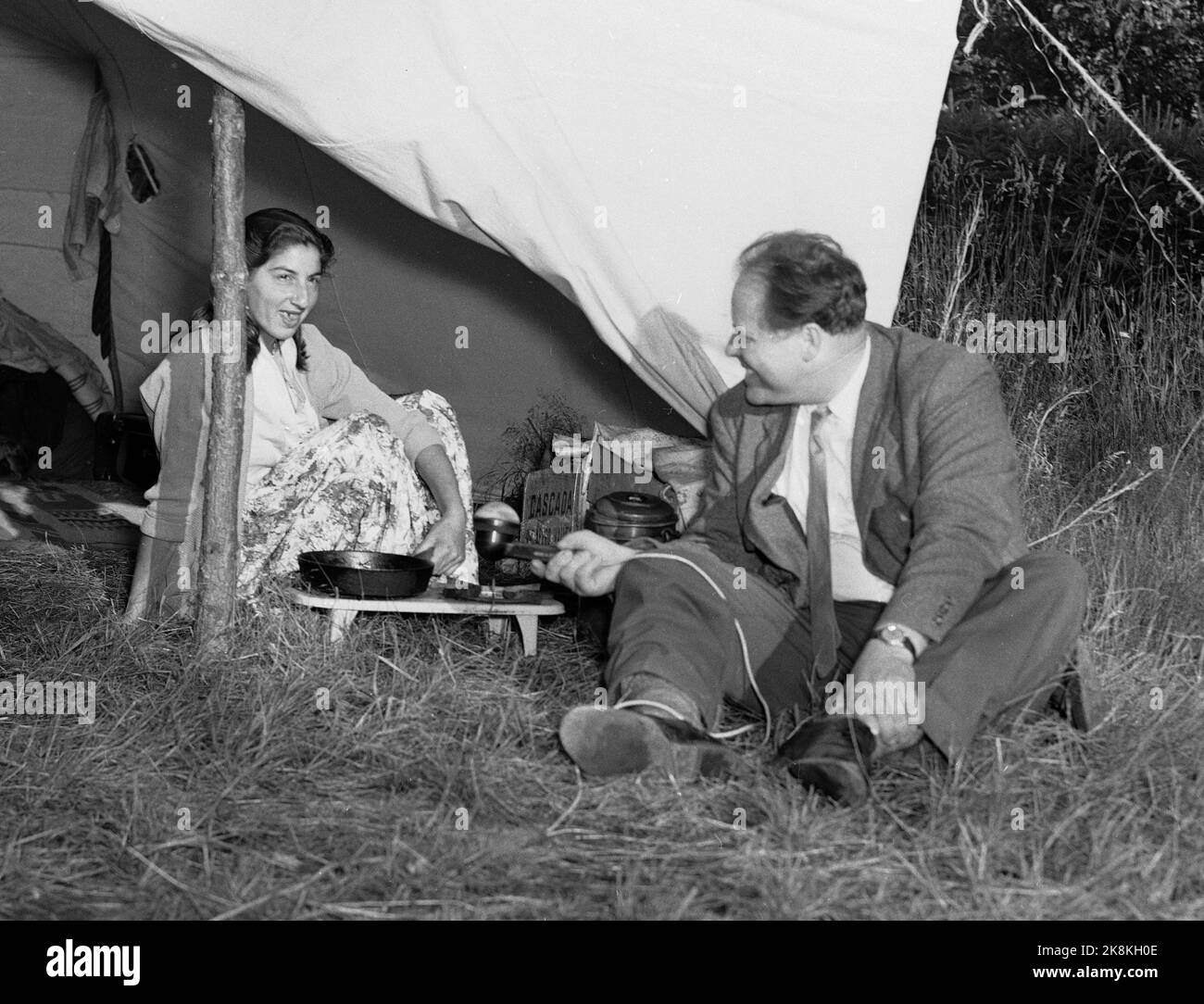 Hokksund 19590709 Norwegian National Broadcasting NRK à l'œuvre sur le terrain. Ici, le journaliste Odd Nordland interview une jeune gitane dans l'ouverture de la tente. Photo: Knoblauch / NTB / NTB Banque D'Images