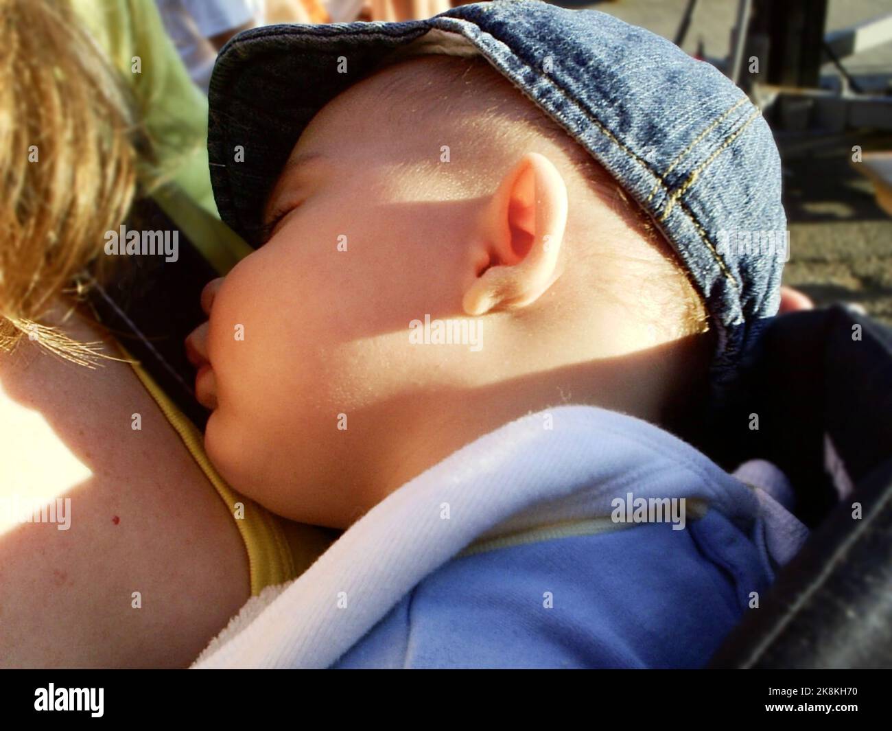 Un gros plan d'un adorable tout-petit caucasien dormant entre les mains de sa mère à Pigeon Lake, en Alberta Banque D'Images