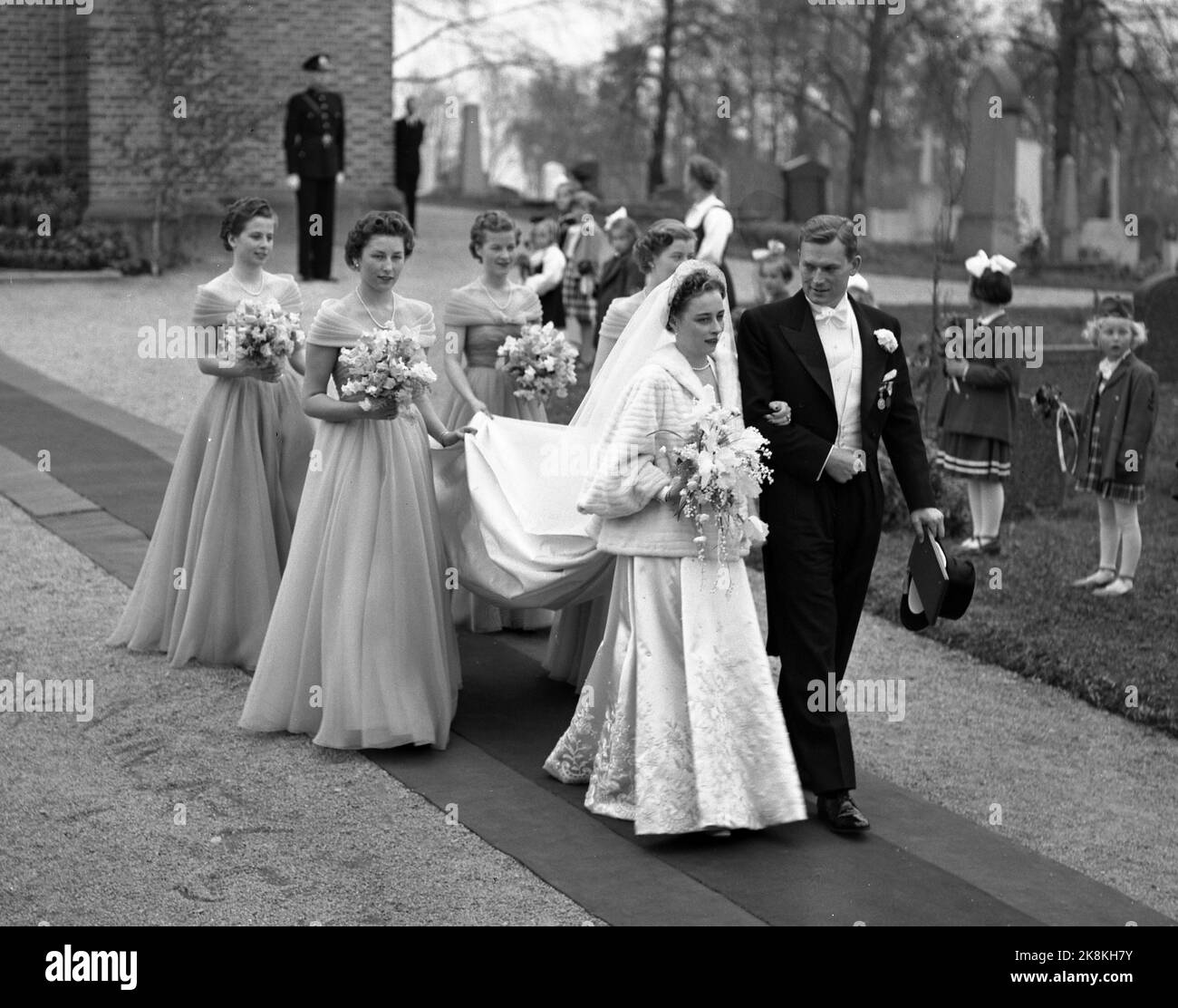 Asker 19530515. Grande fête populaire quand la princesse Ragnhild et le propriétaire du navire Erling Lorentzen se sont mariés à l'église Asker. La photo: Le couple de la mariée heureux sort de l'église après le mariage, avec les quatre filles de la mariée tenant le tow; la princesse Astrid, Elisabeth Løvenskiold, Edda Bang et Berit Lunde. Photo: Sverre A. Børretzen / actuel Banque D'Images
