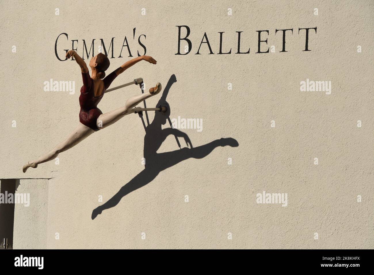 Gemma's Ballett - Figure d'une danseuse de ballet flottant qui se reflète sur une façade de maison à Meerbusch, en Allemagne Banque D'Images