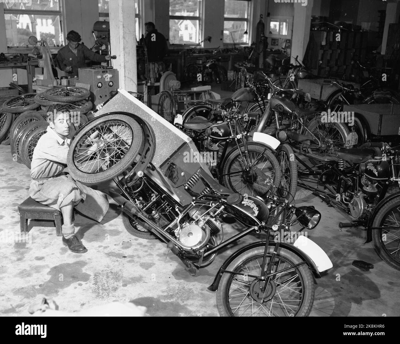 Sandnes 19490415. Dans les cabines avec 75 000 vélos. La société Jonas Øgländ à Sandnes, Rogaland a été fondée en 1868. Øgländ Bicycle Factory fabrique 75 000 bicyclettes par an, la moitié d'entre elles sont réunies ici à l'usine, l'autre moitié sont vendues aux concessionnaires qui les ont eux-mêmes mis ensemble ou les utilisent comme pièces de rechange. En 1932, ils ont lancé le meilleur vélo - DBS. L'usine compte environ 400 travailleurs. Homme au travail avec mobylette. Photo; Sverre A. Børretze / actuel / NTB Banque D'Images