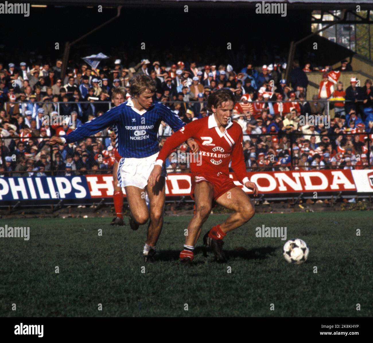Oslo 19821024 football, coupe finale incendie - Molde 3-2, Stade Ullevaal. Le feu a remporté la finale de la coupe. Photo d'action du match, joueurs de feu en rouge et joueurs de Molde en bleu. NTB archive photo Svein Hammerstad / NTB Banque D'Images