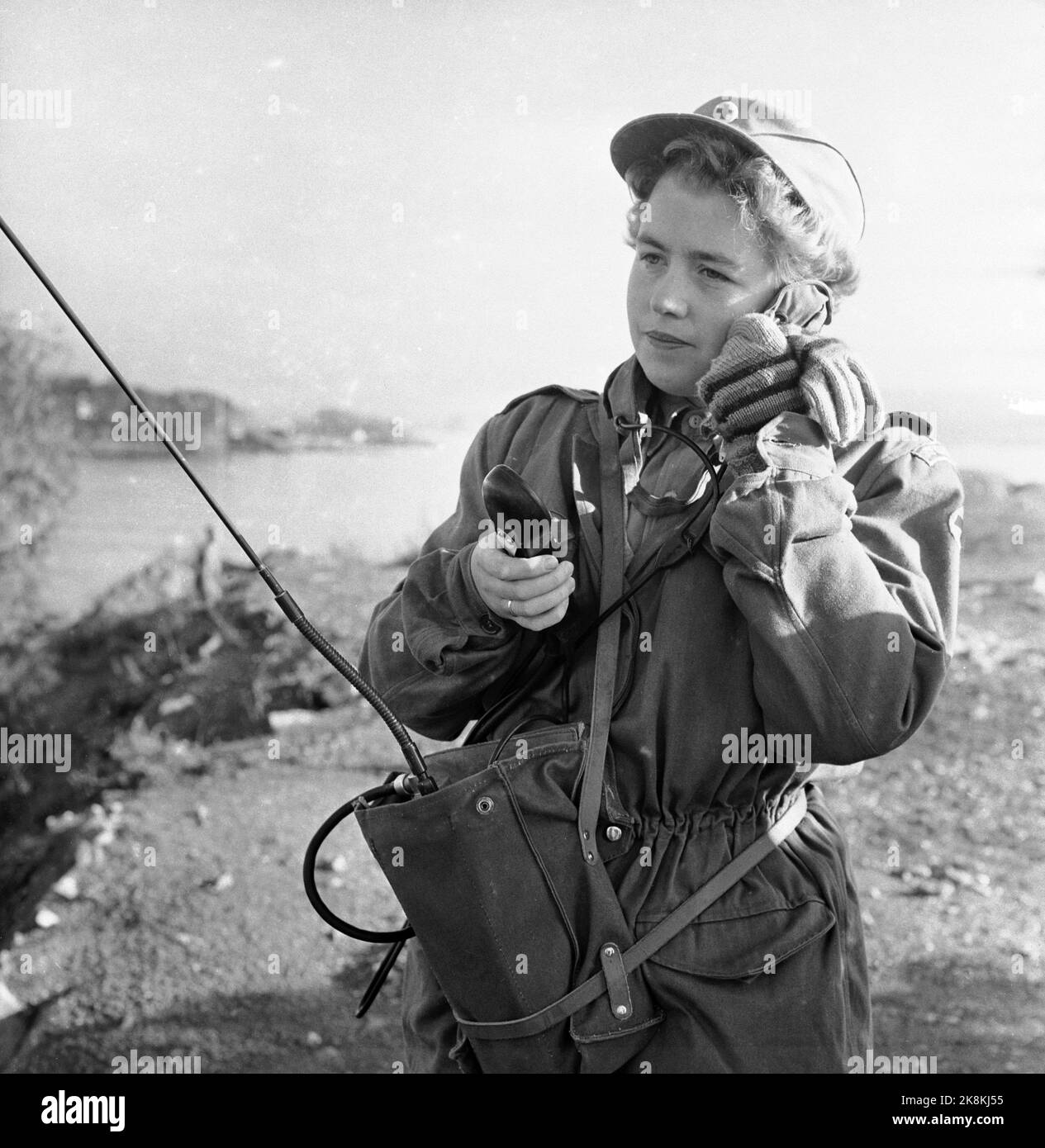 Oslo 1955 SOS au corps de secours la Croix-Rouge organise un exercice de désastre à Huk à Oslo. Un avion passager s'est écrasé et la Croix-Rouge aide au sauvetage. Marit Egeberg, à l'endroit du bas, maintient le contact avec le site de premiers soins en utilisant Walkie Talkie. Photo: Sverre A. Børretzen / Aage Storløkken / actuel / NTB Banque D'Images