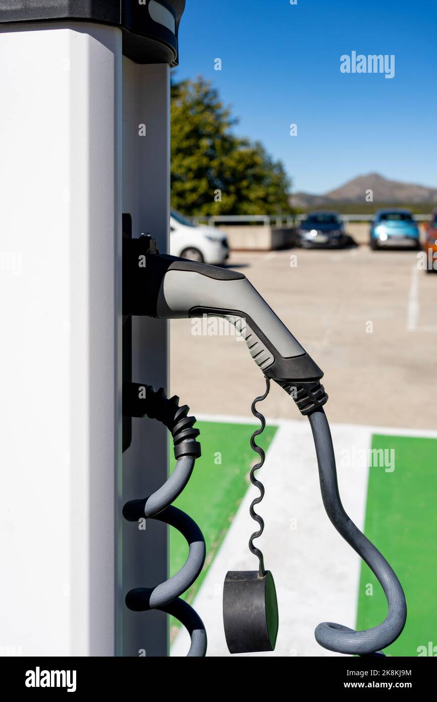 L'homme Charge Une Voiture électrique à La Station De Charge Station De Electricite 431724 7467