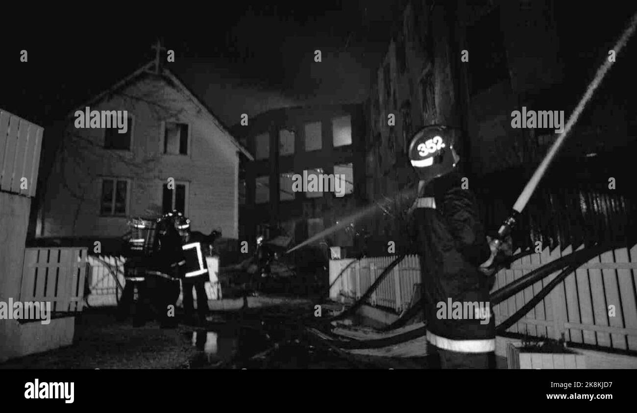 Salhus, Bergen 19950105. De l'incendie dans l'ancienne usine historique des bâtiments Salhus Væverier. La maison de prière (t.v.) a également brûlé. Photo: Marit HomMedal / NTB / NTB Banque D'Images