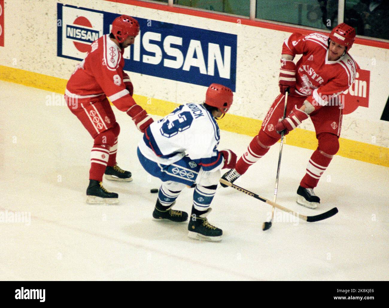 Lillehammer 19890401 coupe du monde de hockey sur glace en Norvège. Photo d'action de Kampen Autriche / Allemagne de l'est (DDR) Autriche en costumes rouges. Les joueurs autrichiens Konrad Dorn (no 8, TV) et non Photo: Inge Gjellesvik / NTB / NTB Banque D'Images
