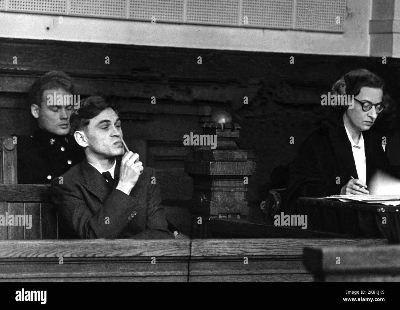 Oslo 19510309. Procès contre f.h.v. Lieutenant de marine Per Danielsen, ici avec son défenseur Asvor Ottesen. Danielsen a été accusé de vendre des informations militaires à l'Union soviétique. Photo: Sverre A. Børretzen / actuel / NTB Banque D'Images