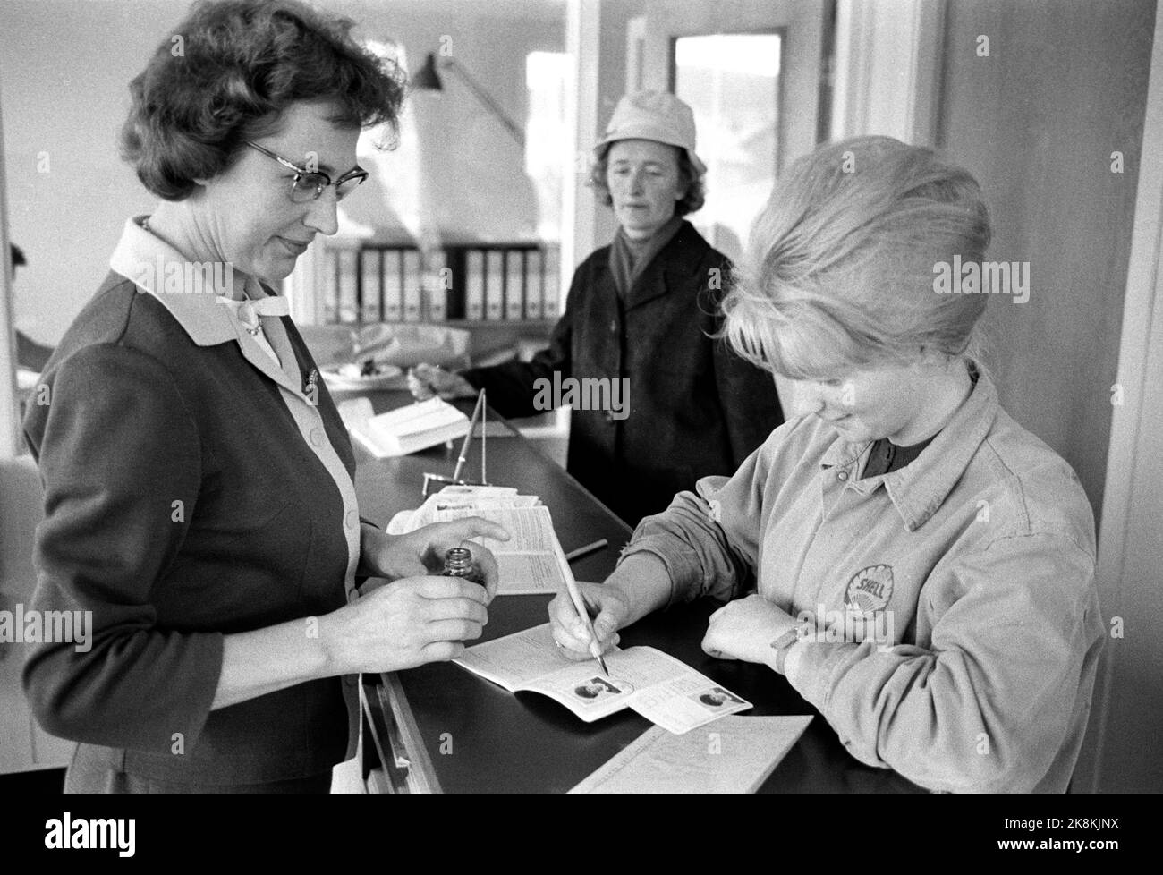 Kirkenes, avril 1965. 'Armes touristiques russes: Vodka'. Visa - accès gratuit à l'Union soviétique. Boris Gleb peut tenter avec une exposition d'art, un cinéma et des visites à la centrale, mais la plus grande lure est Vodka. Ici : faire la queue au bureau de passagers de Kirkenes. Photo: Sverre A Børretzen / actuel / NTBSCANPIX. Banque D'Images