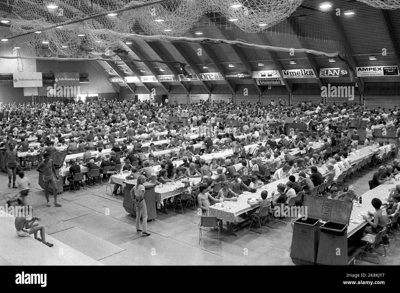 Oslo 19820802. Norvège Cup1982 10th anniversaire. Tournoi international de football pour enfants et jeunes à Ekebergsletta. Il y a de grands espaces nécessaires pour organiser un événement comme la coupe de Norvège. L'Ekeberghallen entier a été utilisé pour saturer les 10 000 joueurs de football affamés. Photo: Inge Gjellesvik / Bjørn Sigurdsøn NTB / NTB Banque D'Images