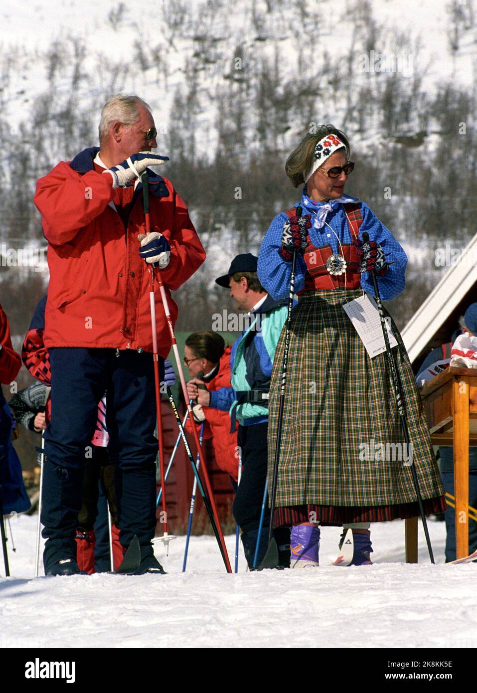 Sikkilsdalen 19930410 Erling Lorentzen pendant les vacances de Pâques à Sikkilsdalen. Ici avec la reine Sonja en bunad. Photo: Tor Richardsen / NTB Banque D'Images