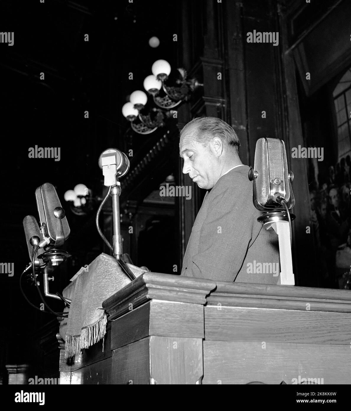 Oslo 19551025 le Storting a traité de la proposition du Ministère de la justice concernant les salaires de 183 fonctionnaires de la NS et des fonctionnaires de la NS (également appelés compatriotes) au cours de la période de suspension. Le Storting a rejeté la proposition par 72 voix contre 66, ce qui a conduit au départ du ministre de la Justice. Ici le ministre de la Justice Jens Christian Hauge sur la chaire. Photo: NTB / NTB Banque D'Images