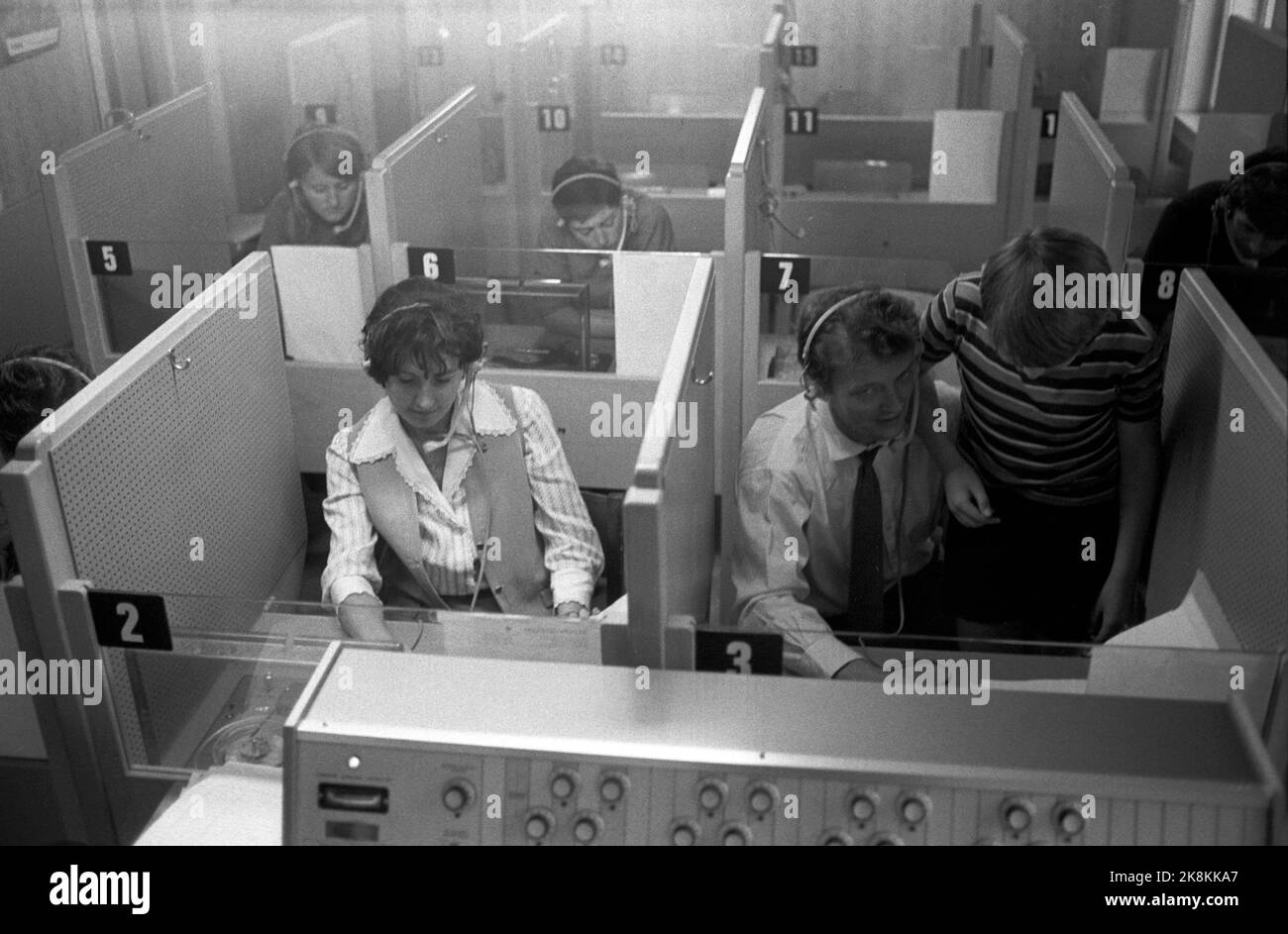 Oslo 19700710 les 99 réfugiés d'Europe de l'est venus en Norvège en mai 1970 passent en revue les cours de langue en norvégien dans un laboratoire de langue. Photo: NTB / NTB Banque D'Images