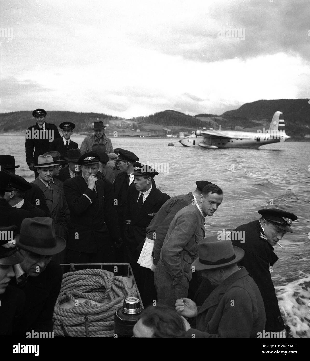 La côte norvégienne Mai 1947: La compagnie d'aviation norvégienne 'Flying Hurtigrute' a eu son premier voyage d'essai Oslo-Tromsø-Oslo 1 et 2 mai avec l'hydravion Kvitbjørn. Le personnel actuel s'est joint à la visite. Ici, passagers et équipage sur le chemin de l'atterrissage à Hommelvik, après l'atterrissage en mer. Photo : Th. Scotaam / courant / NTB Banque D'Images