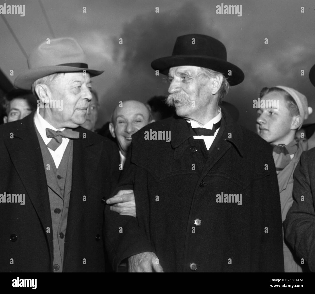 Oslo, novembre 1954. 'Albert Schweitzer, som kom à Oslo 2. nov. Pour škvittere pour fredspreved med den obligatoriiske Nobel-talen, må ha følt varmen strømme mot seg helt fet øyeblikk han satte foten på perrongen på Østbanen. Utenfor stasjonen var det nesten comme folksomt som når en idrettsstjerne kommer hjem. Folk trengte seg på for šfå et glimt av denne store humanisten fafrikas urskog, mannen som ga avkall på den strålende karrière han rike intellektuelle og kunstneriske utrustning hadde sikret Ham, for slåss sykner sket skog skog skog skog slås slås burning. . Banque D'Images