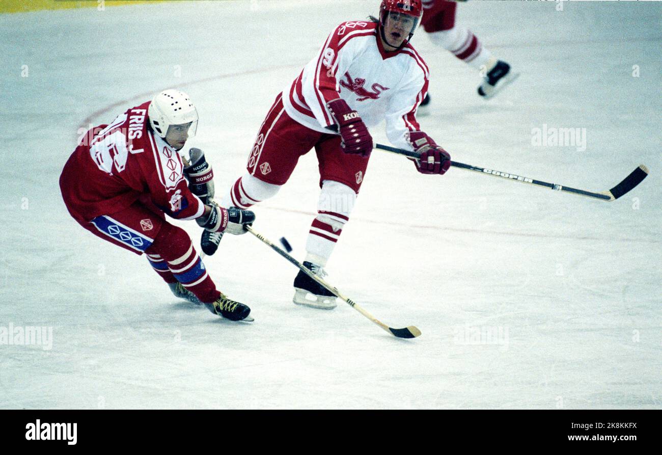Coupe du monde de hockey sur glace Oslo 19890404 en Norvège. Photo d'action de Kampen Norge / Danemark à Jordal Amfi comme Norvège gagné 3-2. Jarle Friis (TV) de Norvège en bataille avec Jens Carlsen du Danemark. Photo: Bjørn Sigurdsøn / NTB / NTB Banque D'Images