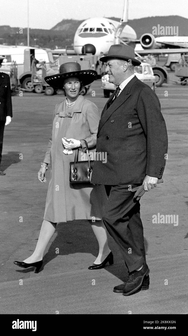 Fornebu 19710906. Crown Princess Sonja est à Fornebu pour souhaiter au roi Olav un bon voyage aux États-Unis. Le Roi participera à la coupe du monde du marin d'or scandinave à long Island. Ici, nous voyons la princesse de couronne Sonja et le roi Olav sur leur chemin vers l'avion. Constersse Sonja est enceinte et attend des enfants en septembre. Ici avec un manteau et un grand chapeau. Photo: NTB / Archive / NTB Banque D'Images