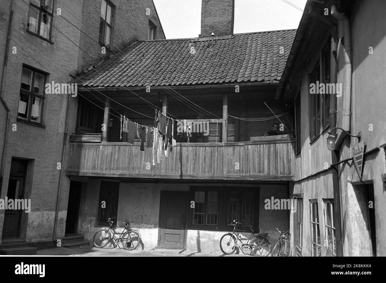 Oslo 19510606 intérieur de Bakgård, probablement dans la région de Vaterland à Oslo. High Murgård (TV) associé à une cour inférieure de brique avec du bois frais. Laver sur une corde pendant l'hirondelle. Vélos garés dans la cour. Photo: Scène / NTB / NTB Banque D'Images