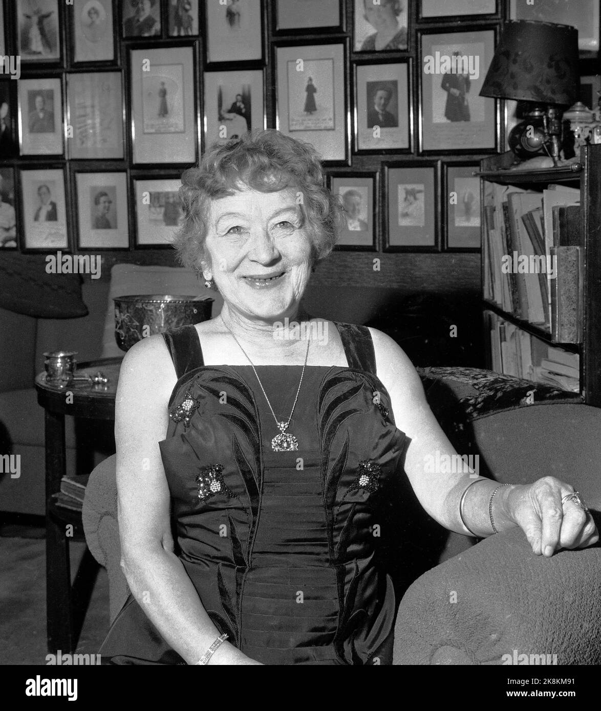 Oslo 19630806 Reine de renaissance, artiste et acteur Lalla Carlsen. Situation d'entrevue à la maison. Photo: Hordnes / NTB / NTB Banque D'Images