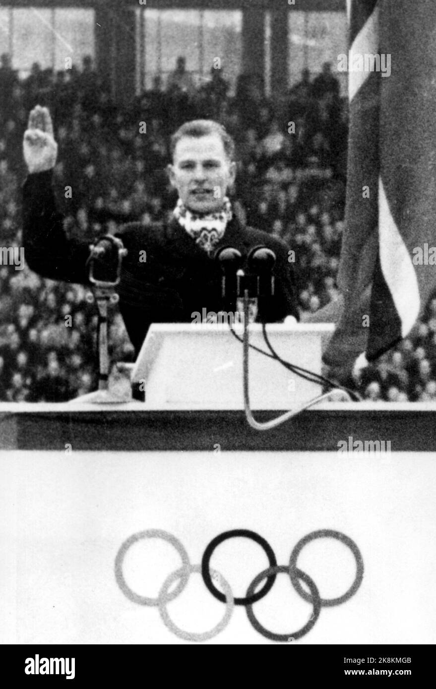 Oslo 19520215 les Jeux Olympiques d'hiver à Oslo: Cérémonie d'ouverture au stade Bislett. Torbjørn Falkanger prend Eden. Photo: Actuel / NTB Banque D'Images