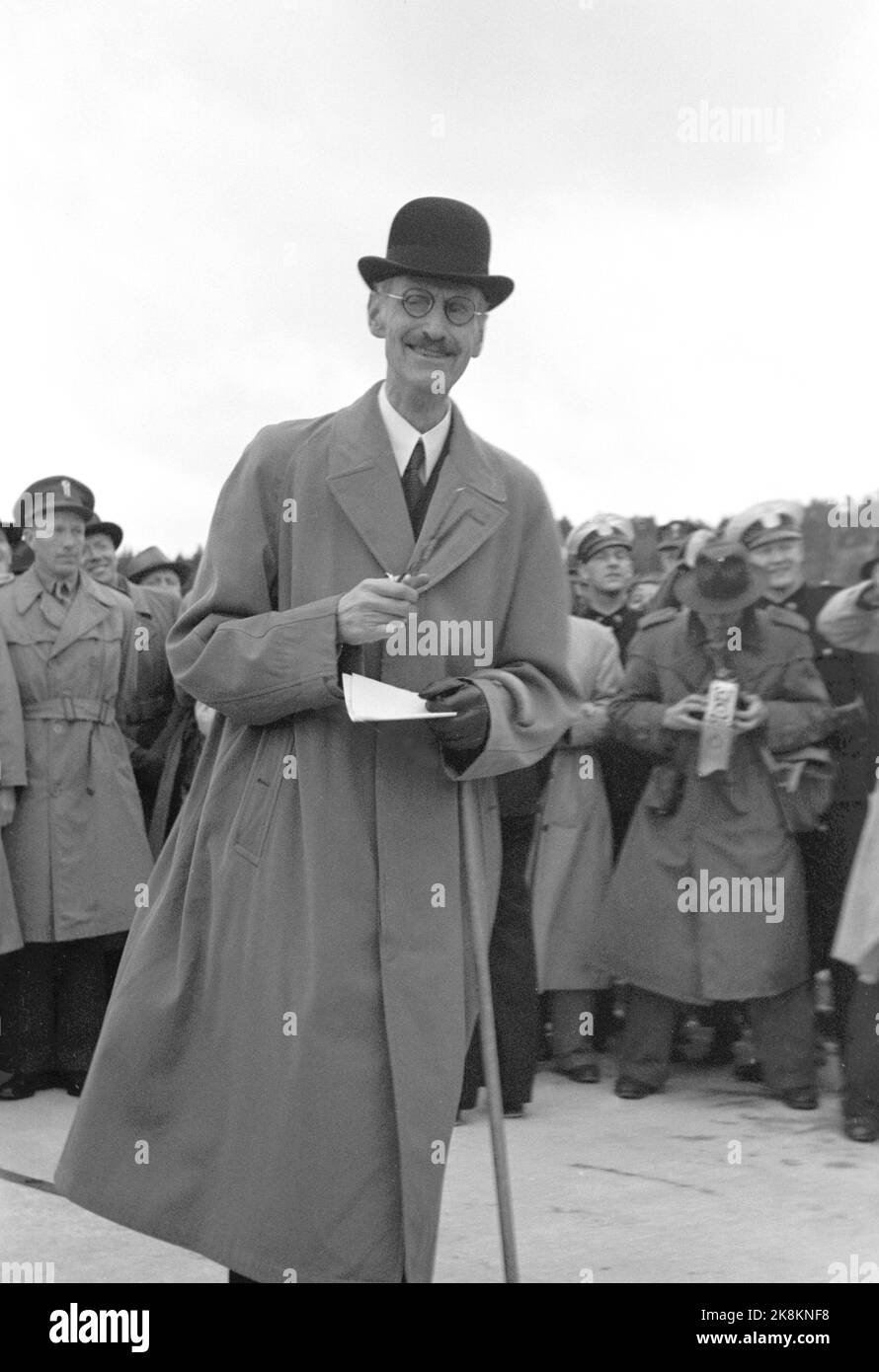 Svinesund 19460615. Le pont Svinesund à Halden, entre la Norvège et la Suède, est ouvert par le roi Haakon et le prince héritier Gustav Adolf, qui se rencontrent au milieu de la brosse de pont de 420 mètres de long. Le roi Haakon est prêt avec les ciseaux avec lesquels il va couper la corde. Manteau, chapeau et canne. Photo: Archives NTB / NTB Banque D'Images