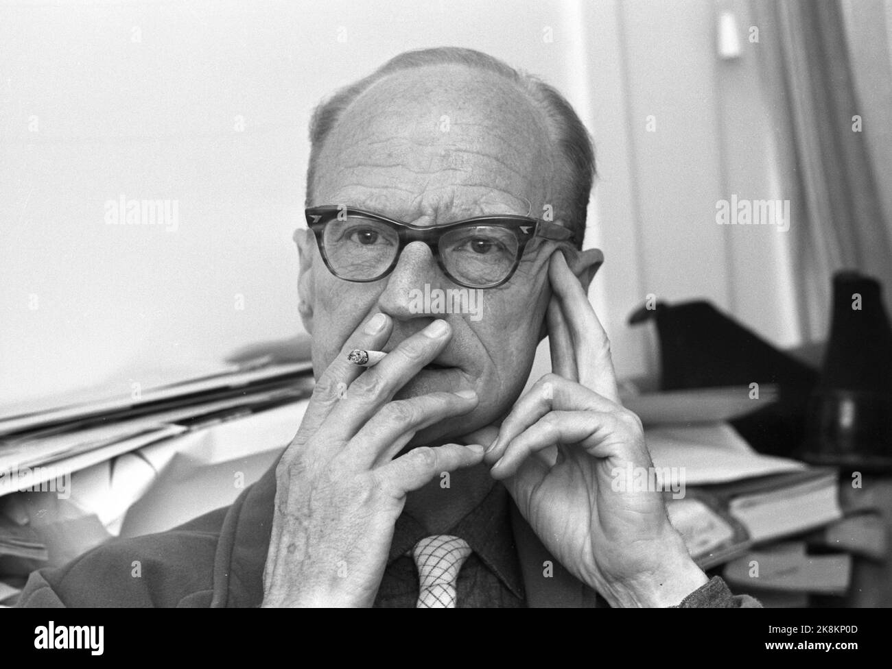 Oslo 1963 - l'auteur Johan Borgen parle de ses méthodes de travail. Ici, il fume une cigarette. Photo; Ivar Aaserud / courant / NTB Banque D'Images