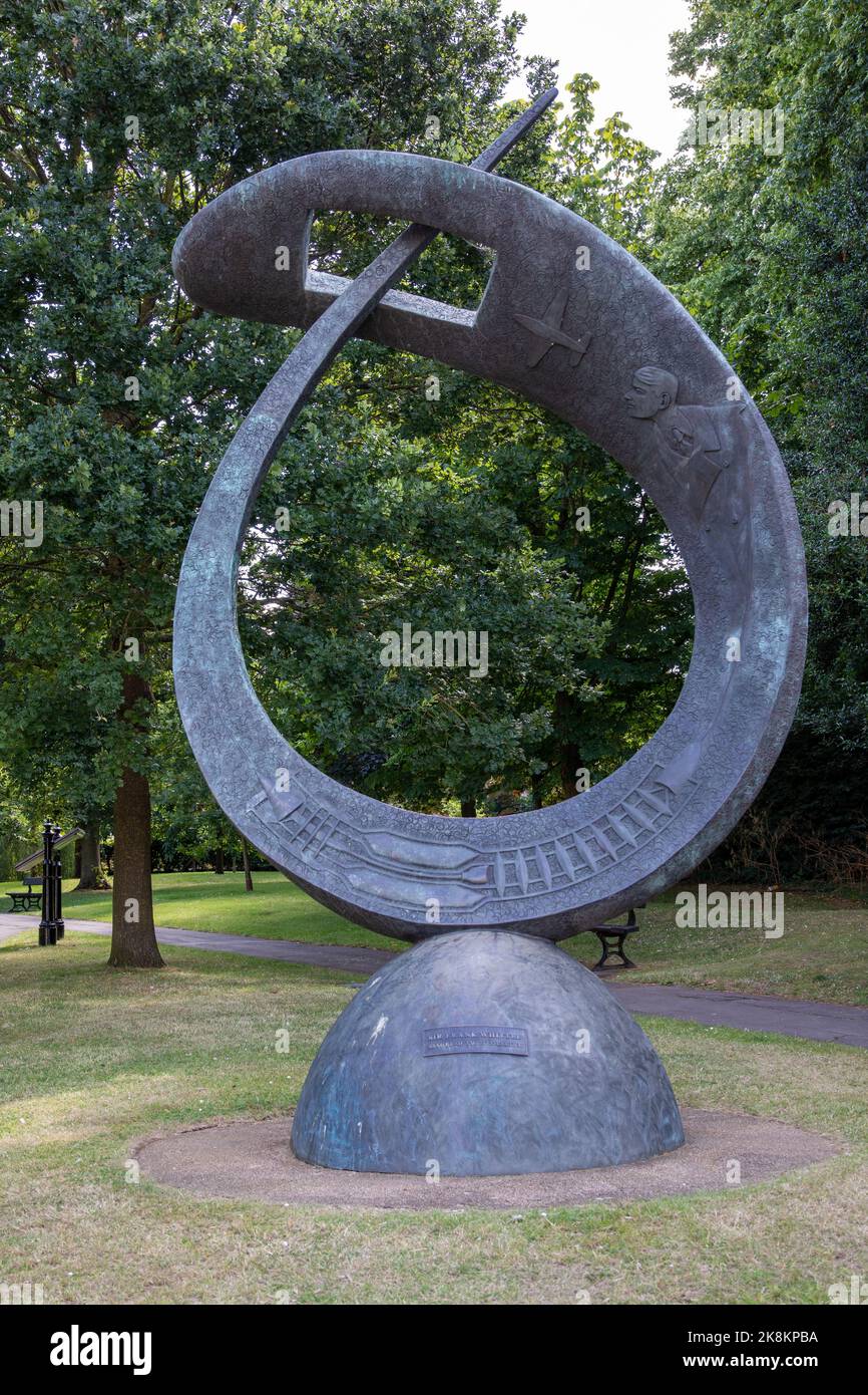 Une photo verticale du mémorial Frank Whittle à Rugby, en Angleterre Banque D'Images