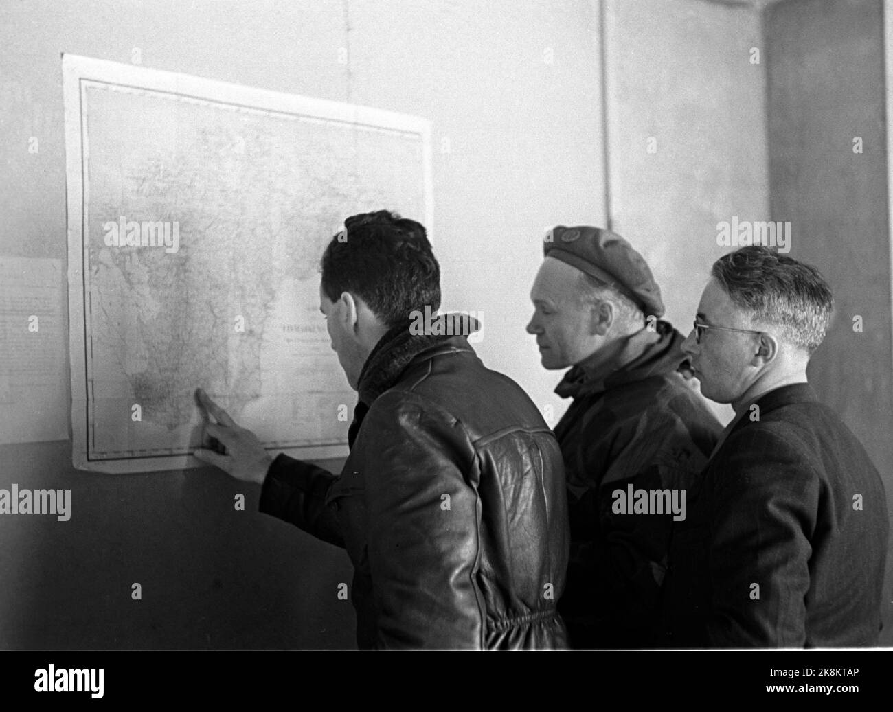 Finnmark à l'hiver 1949. Chasse au loup sur Finnmarksvidda. Le Ministère de l'agriculture a alloué de l'argent à la chasse aux loups à Finnmark après que de grandes troupeaux de rennes aient été endommagés par des loups. L'action a fait appel à des chasseurs locaux et loués, ainsi qu'à des vols et à des wagons de ceinture. Ici, les chasseurs planifient la chasse pour la carte. Photo: Sverre A. Børretzen / actuel / NTB Banque D'Images